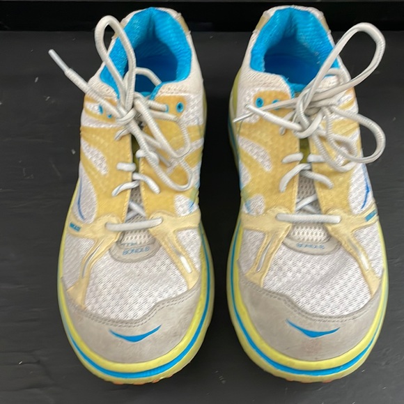Hoka One One Shoes - Hoka One One Womens Size 11 Bondi B High Visibility Yellow Running Time to fly.